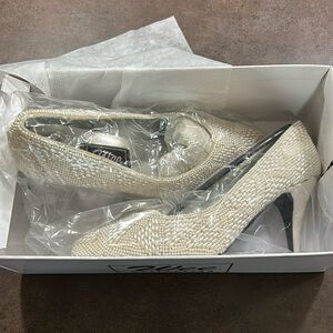 New without tags, Women’s size 7, 3 inch dress shoe in box (no lid)